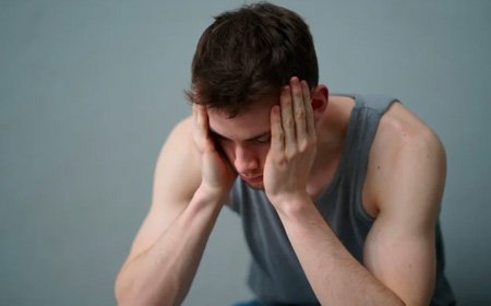 Мужчина держится за голову