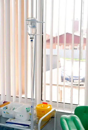 Капельница на фоне окна