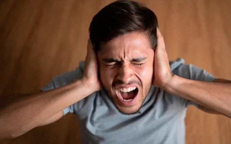 Мужчина закрыл уши руками и кричит