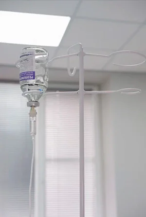 Капельница на белом фоне