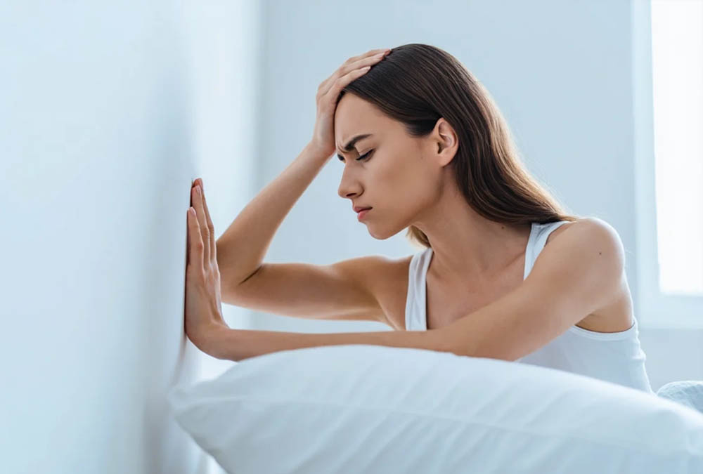 Девушка с головной болью