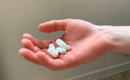 Таблетки на руке