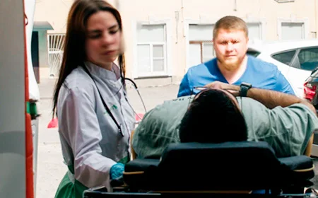 Пациента загружают в скорую на каталке